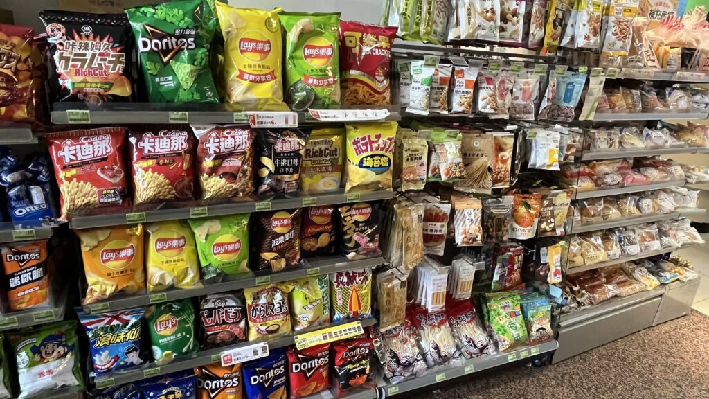 ファミリーマート内のお菓子
